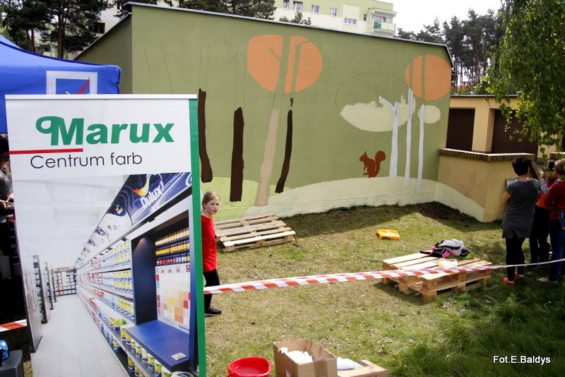 Garaże na Przylesiu pomalowane (zdjęcia, film)