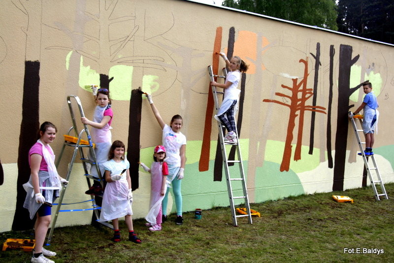 Garaże na Przylesiu pomalowane (zdjęcia, film)