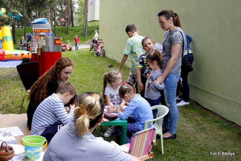 Garaże na Przylesiu pomalowane (zdjęcia, film)