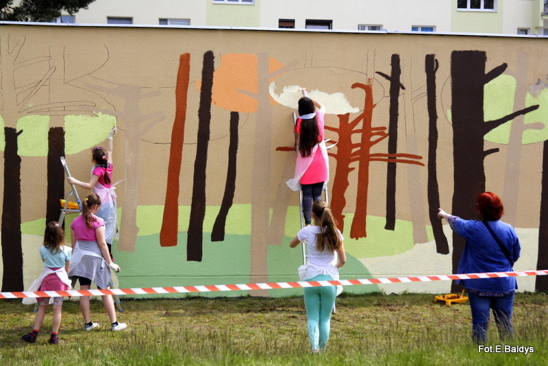 Garaże na Przylesiu pomalowane (zdjęcia, film)