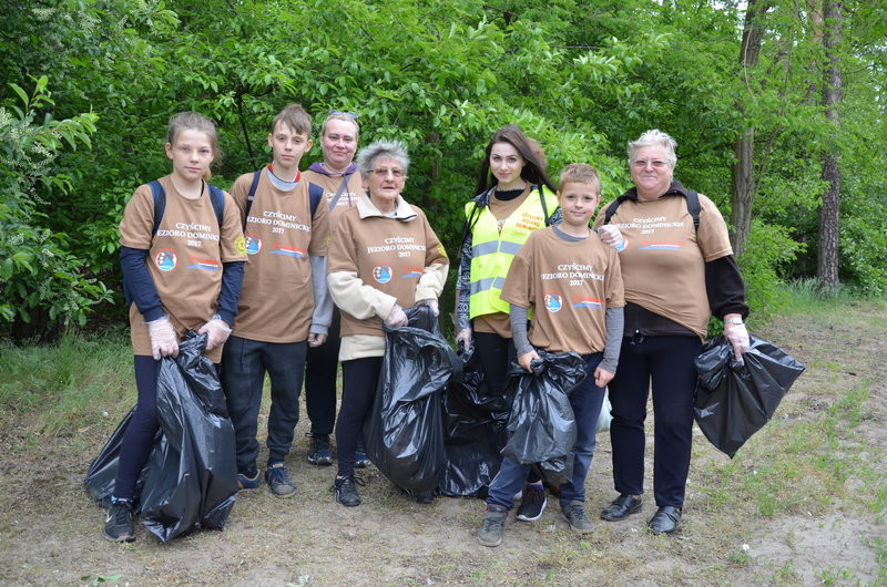 Dwa kontenery śmieci zebrano w Boszkowie (zdjęcia)