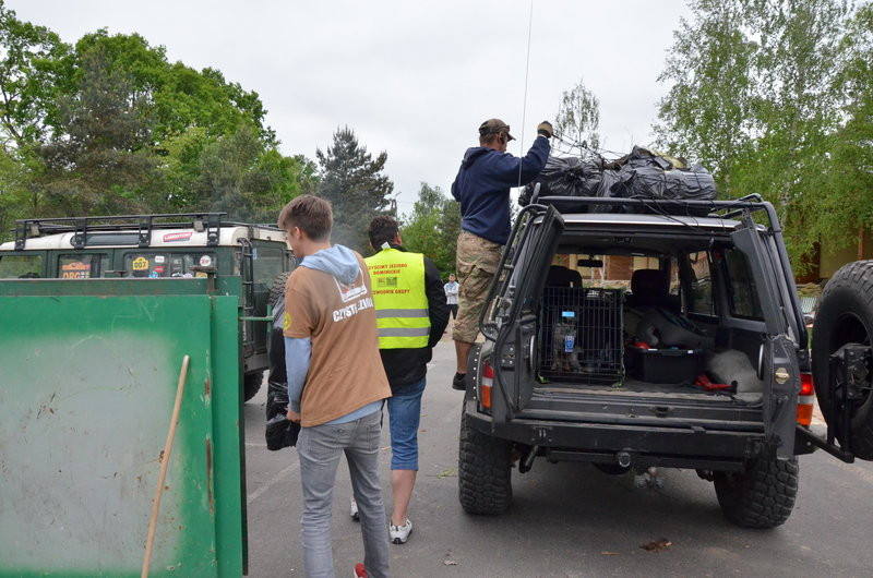Dwa kontenery śmieci zebrano w Boszkowie (zdjęcia)