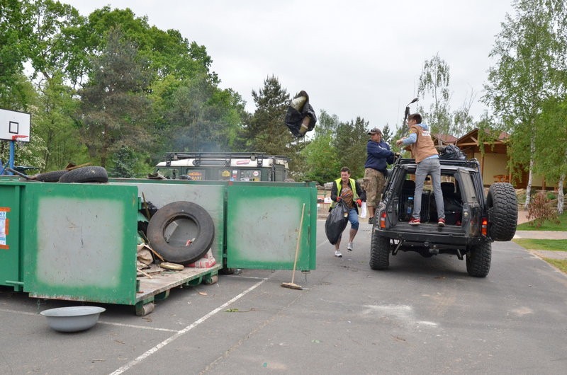 Dwa kontenery śmieci zebrano w Boszkowie (zdjęcia)