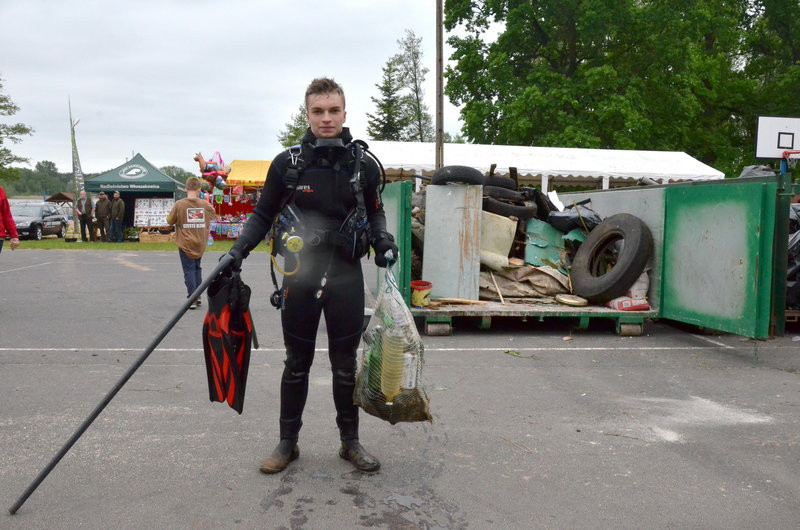 Dwa kontenery śmieci zebrano w Boszkowie (zdjęcia)