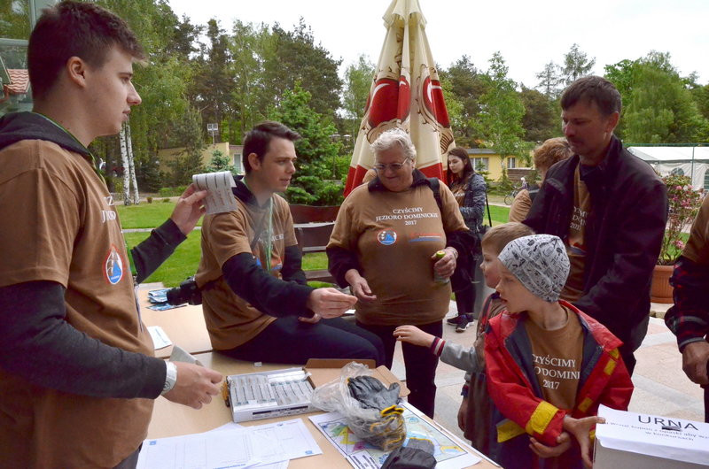Dwa kontenery śmieci zebrano w Boszkowie (zdjęcia)