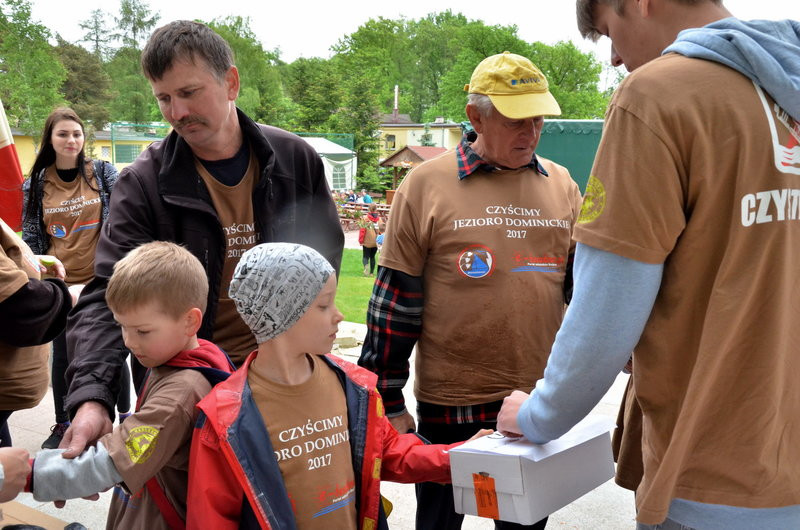 Dwa kontenery śmieci zebrano w Boszkowie (zdjęcia)