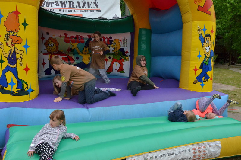 Dwa kontenery śmieci zebrano w Boszkowie (zdjęcia)