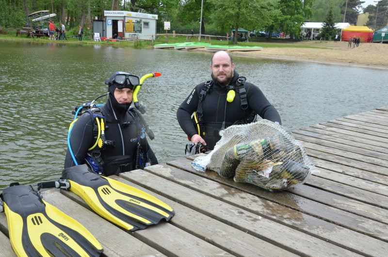 Dwa kontenery śmieci zebrano w Boszkowie (zdjęcia)