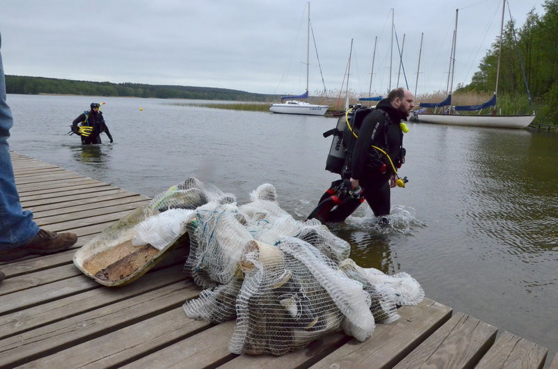 Dwa kontenery śmieci zebrano w Boszkowie (zdjęcia)
