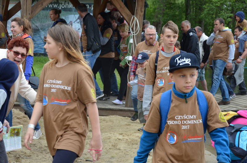 Dwa kontenery śmieci zebrano w Boszkowie (zdjęcia)