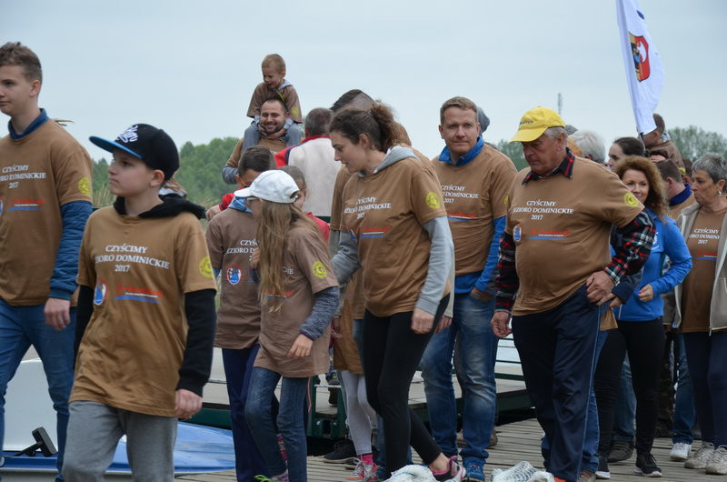Dwa kontenery śmieci zebrano w Boszkowie (zdjęcia)