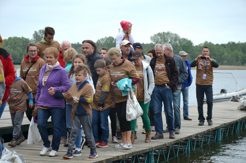 Dwa kontenery śmieci zebrano w Boszkowie (zdjęcia)