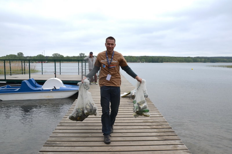 Dwa kontenery śmieci zebrano w Boszkowie (zdjęcia)
