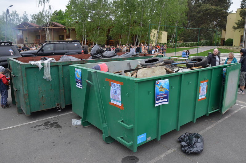 Dwa kontenery śmieci zebrano w Boszkowie (zdjęcia)