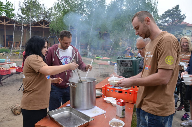 Dwa kontenery śmieci zebrano w Boszkowie (zdjęcia)