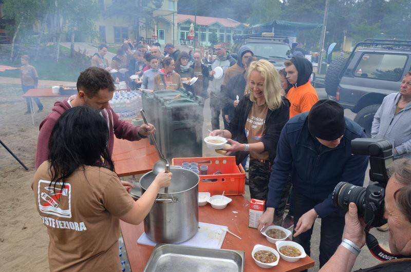 Dwa kontenery śmieci zebrano w Boszkowie (zdjęcia)