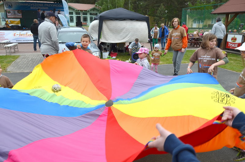 Dwa kontenery śmieci zebrano w Boszkowie (zdjęcia)
