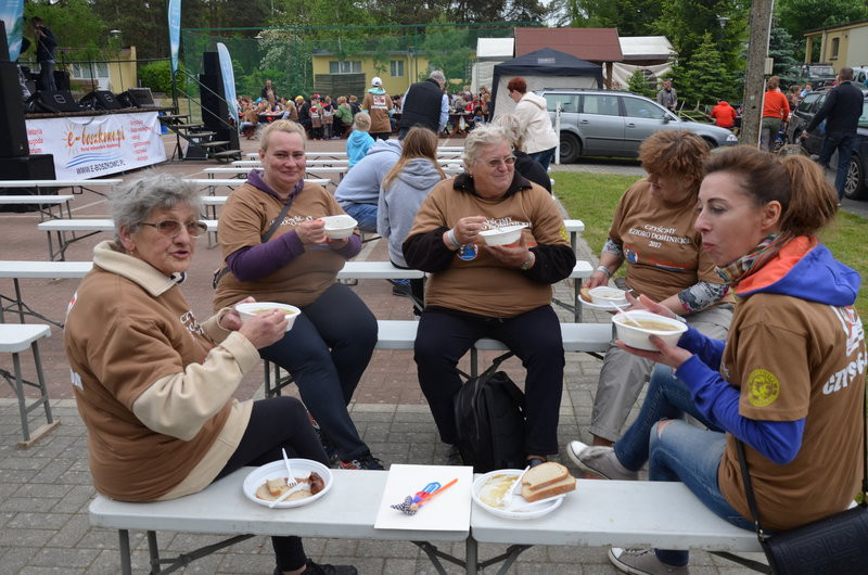 Dwa kontenery śmieci zebrano w Boszkowie (zdjęcia)