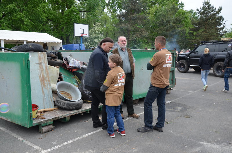 Dwa kontenery śmieci zebrano w Boszkowie (zdjęcia)