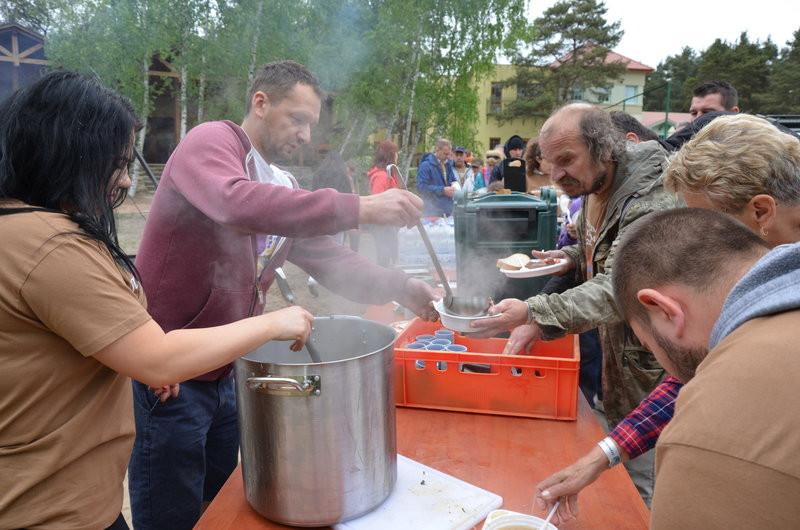 Dwa kontenery śmieci zebrano w Boszkowie (zdjęcia)