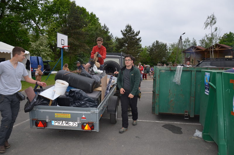 Dwa kontenery śmieci zebrano w Boszkowie (zdjęcia)