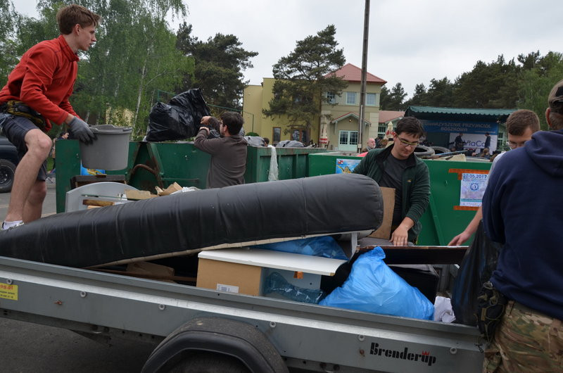 Dwa kontenery śmieci zebrano w Boszkowie (zdjęcia)