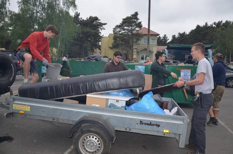 Dwa kontenery śmieci zebrano w Boszkowie (zdjęcia)