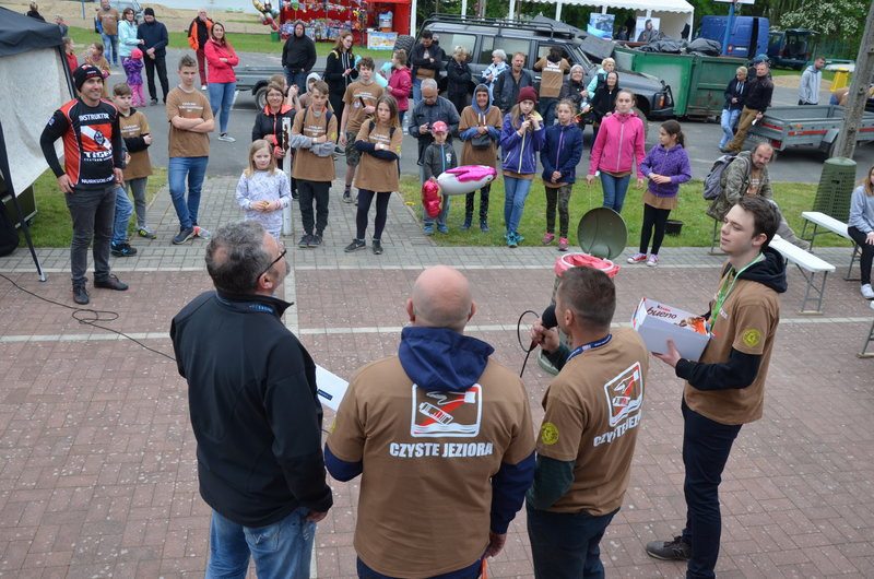 Dwa kontenery śmieci zebrano w Boszkowie (zdjęcia)