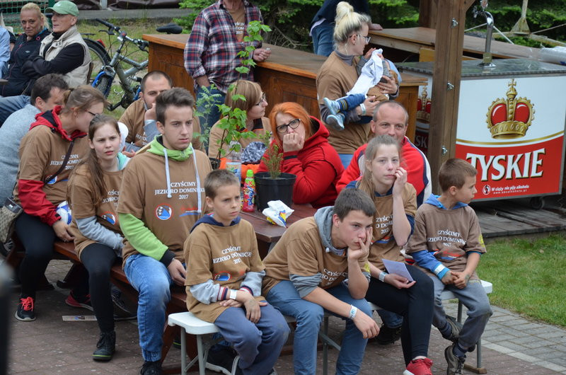 Dwa kontenery śmieci zebrano w Boszkowie (zdjęcia)