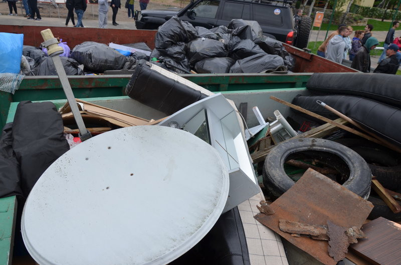 Dwa kontenery śmieci zebrano w Boszkowie (zdjęcia)