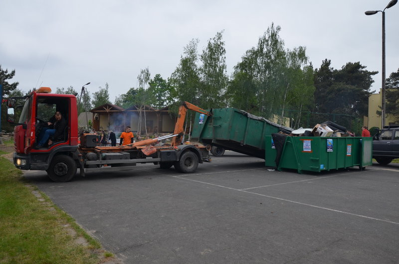 Dwa kontenery śmieci zebrano w Boszkowie (zdjęcia)