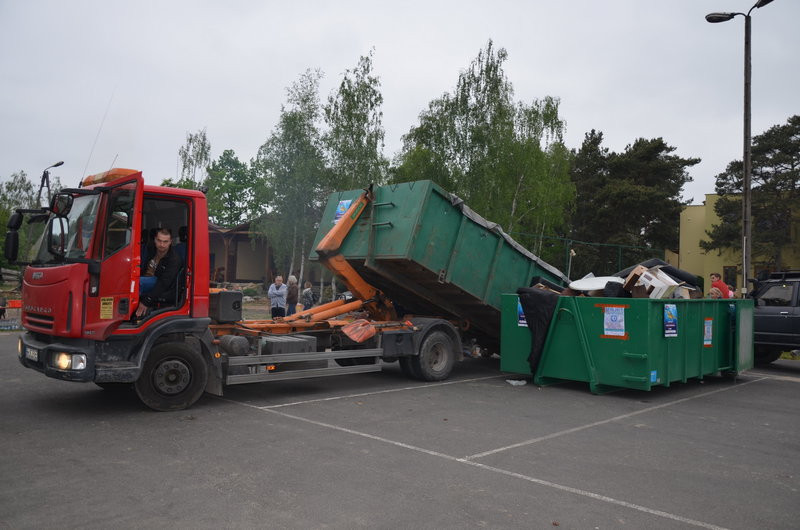 Dwa kontenery śmieci zebrano w Boszkowie (zdjęcia)