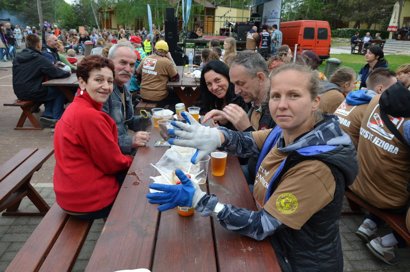 Dwa kontenery śmieci zebrano w Boszkowie (zdjęcia)