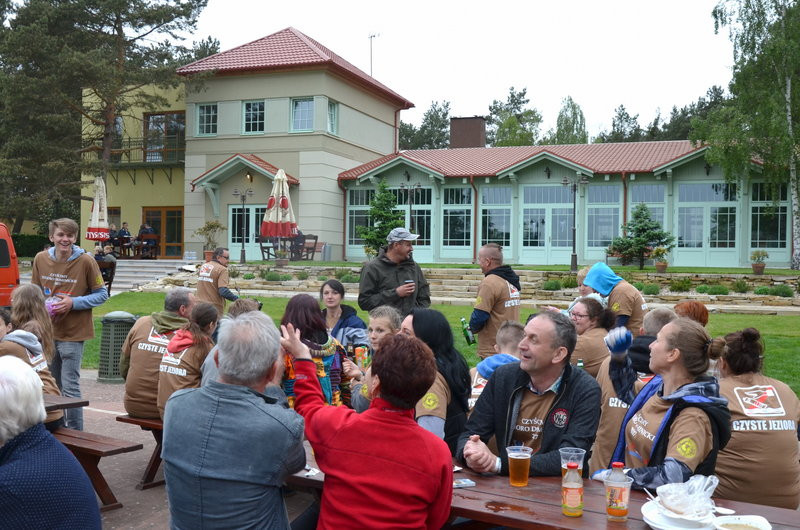 Dwa kontenery śmieci zebrano w Boszkowie (zdjęcia)