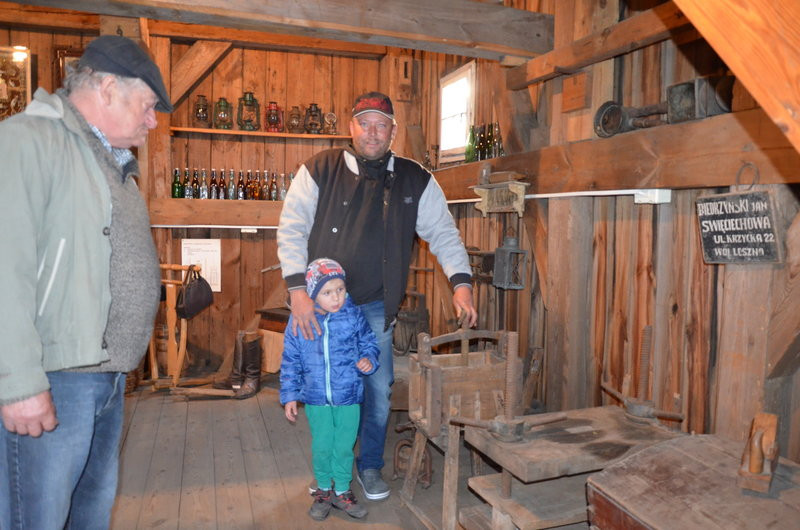 Eksponaty w użyciu przed święciechowskim wiatrakiem (zdjęcia)