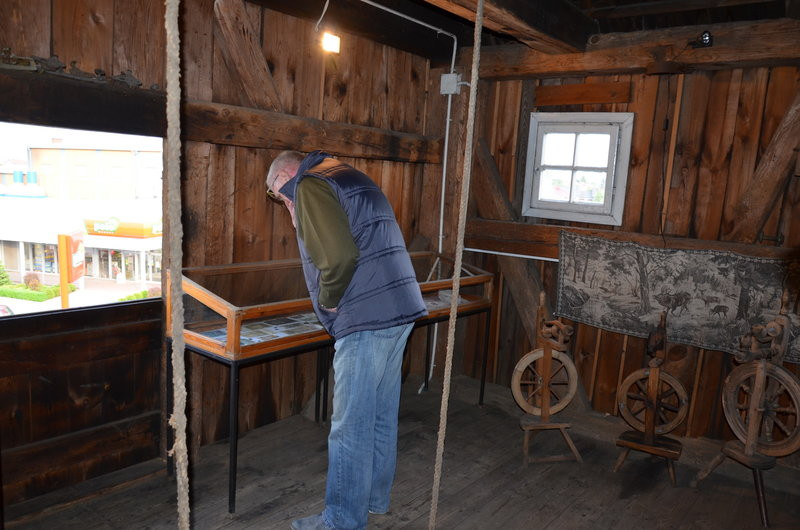 Eksponaty w użyciu przed święciechowskim wiatrakiem (zdjęcia)