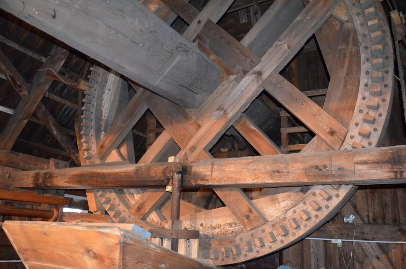 Eksponaty w użyciu przed święciechowskim wiatrakiem (zdjęcia)