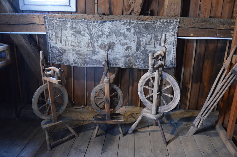 Eksponaty w użyciu przed święciechowskim wiatrakiem (zdjęcia)