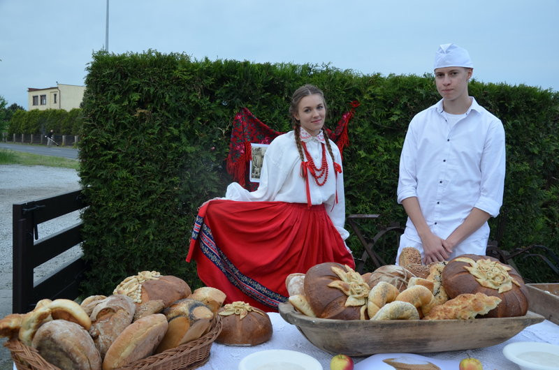 Eksponaty w użyciu przed święciechowskim wiatrakiem (zdjęcia)