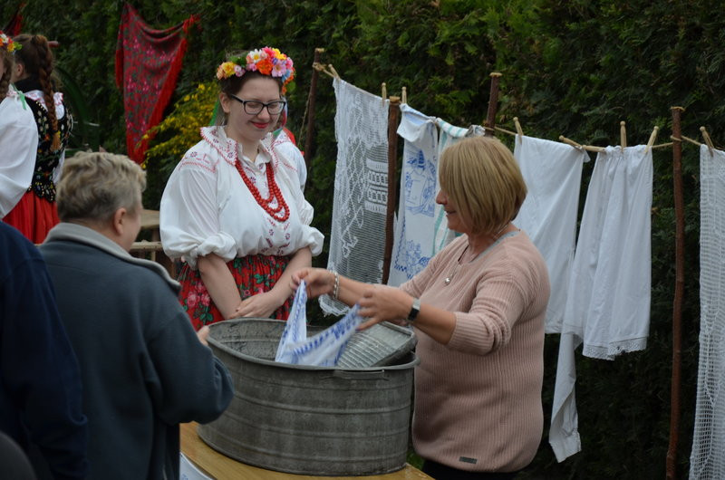 Eksponaty w użyciu przed święciechowskim wiatrakiem (zdjęcia)