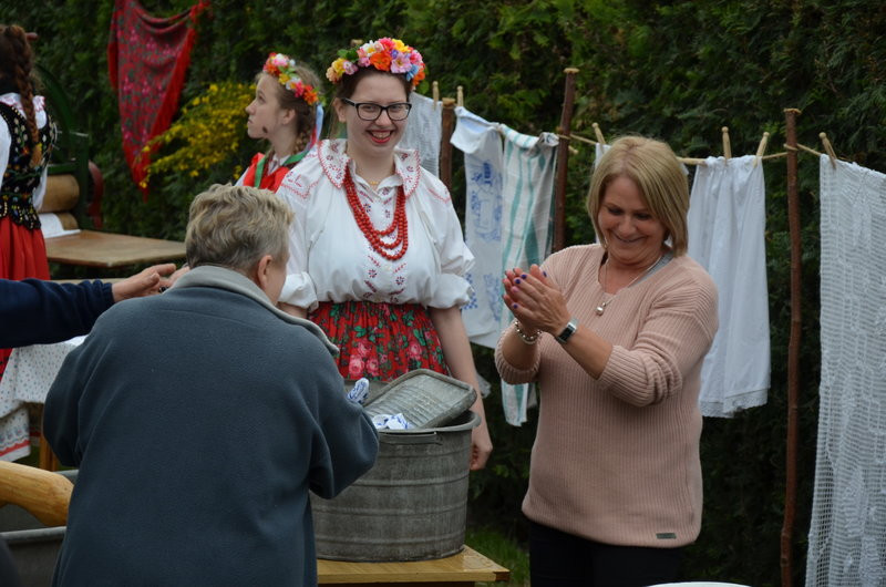 Eksponaty w użyciu przed święciechowskim wiatrakiem (zdjęcia)