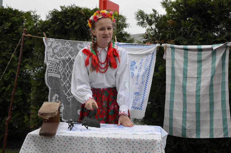 Eksponaty w użyciu przed święciechowskim wiatrakiem (zdjęcia)