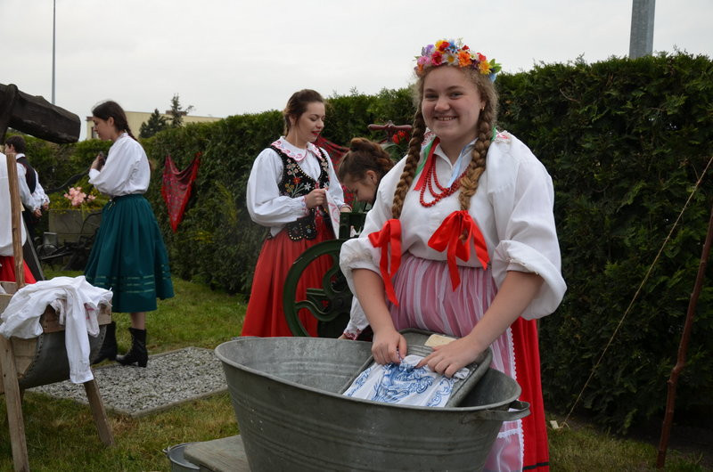 Eksponaty w użyciu przed święciechowskim wiatrakiem (zdjęcia)