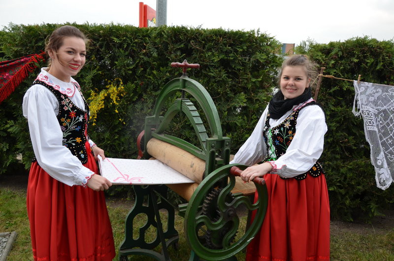 Eksponaty w użyciu przed święciechowskim wiatrakiem (zdjęcia)