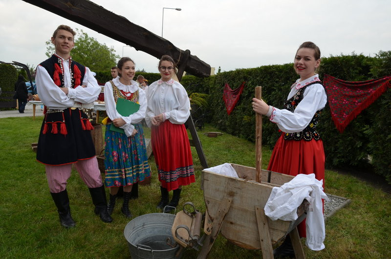 Eksponaty w użyciu przed święciechowskim wiatrakiem (zdjęcia)