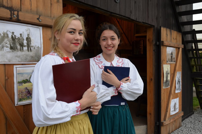 Eksponaty w użyciu przed święciechowskim wiatrakiem (zdjęcia)