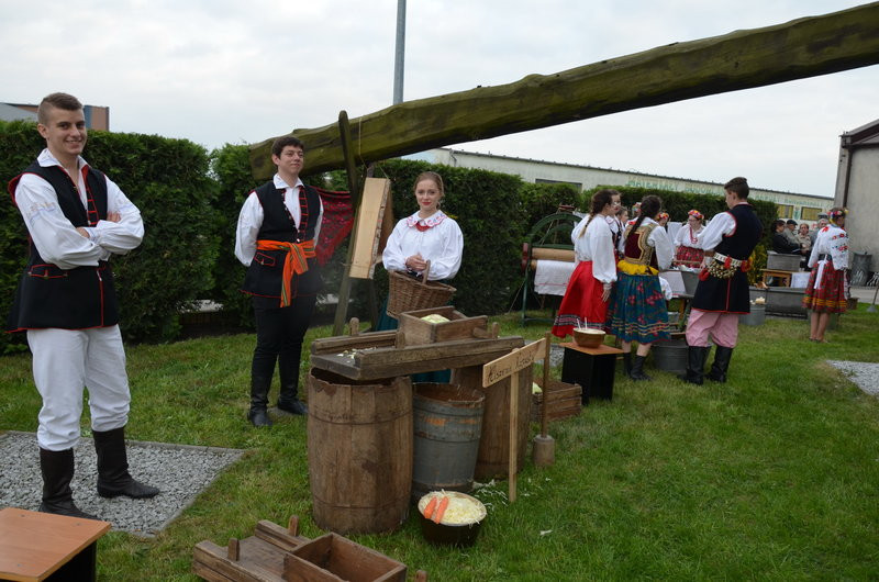 Eksponaty w użyciu przed święciechowskim wiatrakiem (zdjęcia)