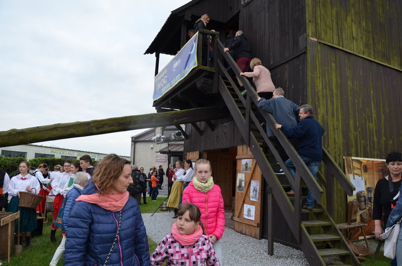 Eksponaty w użyciu przed święciechowskim wiatrakiem (zdjęcia)