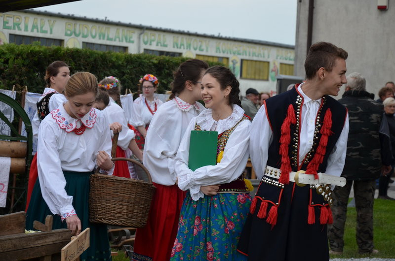 Eksponaty w użyciu przed święciechowskim wiatrakiem (zdjęcia)