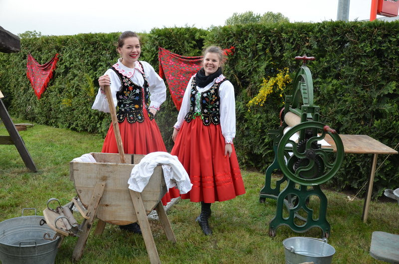 Eksponaty w użyciu przed święciechowskim wiatrakiem (zdjęcia)